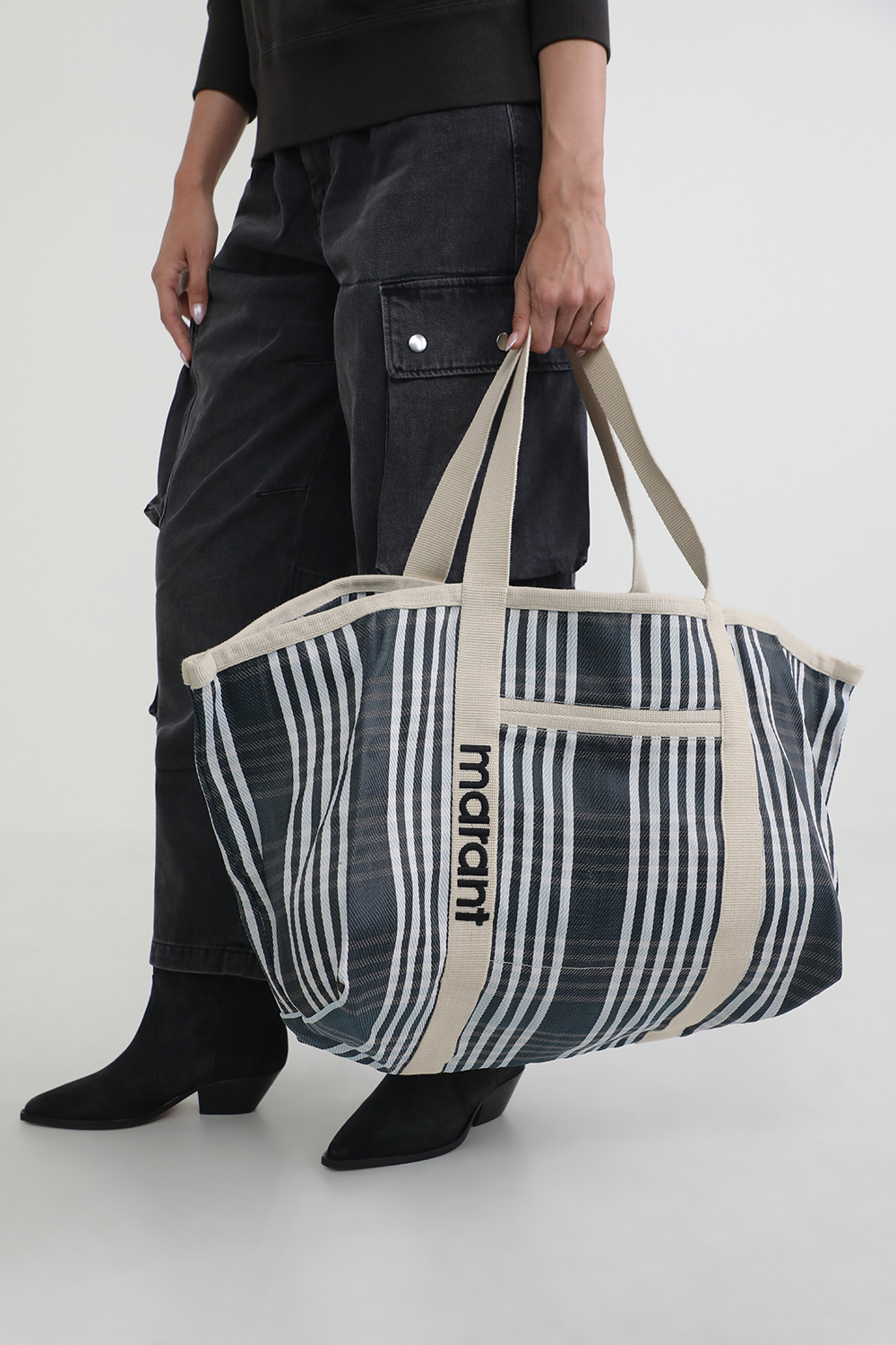 תמונת כל הלוק של תיק נשיאה גדול